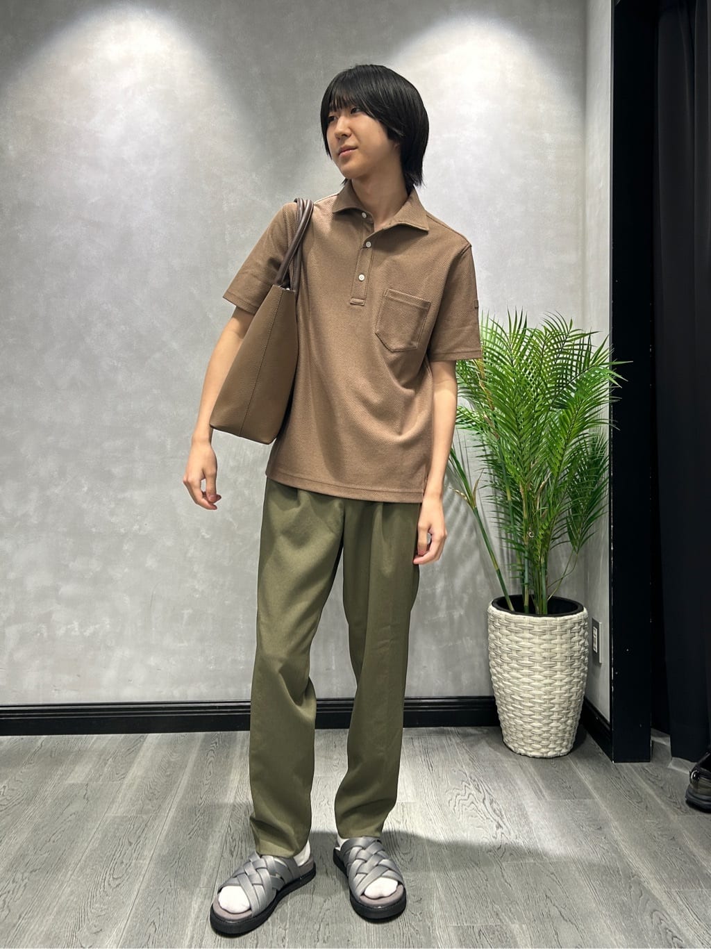 TAKEO KIKUCHIの【多機能】リネンライクカルゼ イージーパンツを使ったコーディネートを紹介します。｜Rakuten Fashion(楽天ファッション／旧楽天ブランドアベニュー)6054450