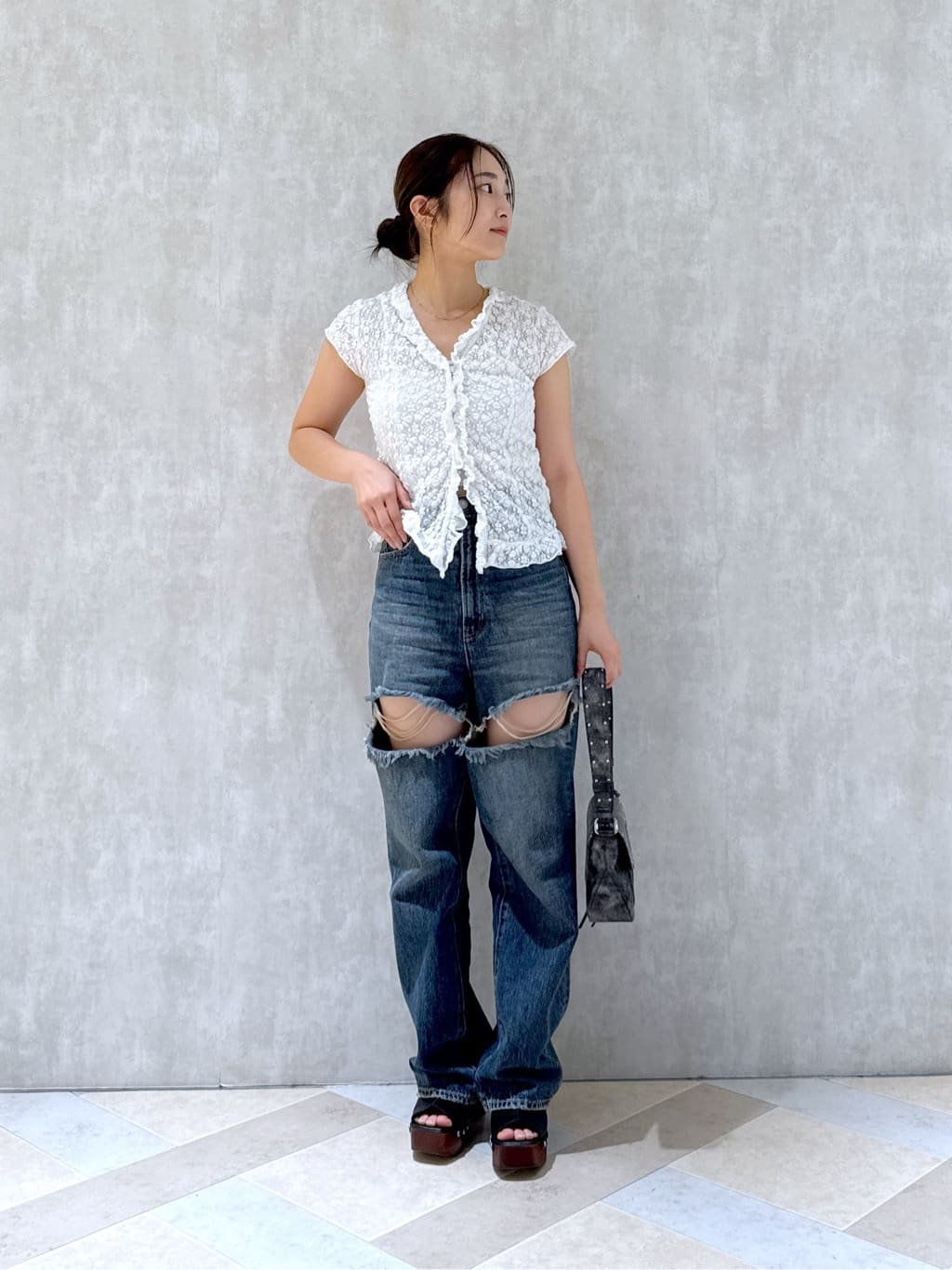 moussy カットアウトルーズストレートデニム　24インチ moussy | CUT OUT LOOSE ストレートデニム | Rakuten Fashion(楽天