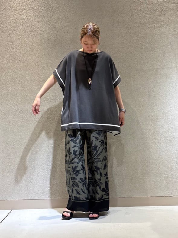 Vinのボタニカルプリントイージーワイドパンツを使ったコーディネートを紹介します。｜Rakuten Fashion(楽天ファッション／旧楽天ブランドアベニュー)6057915