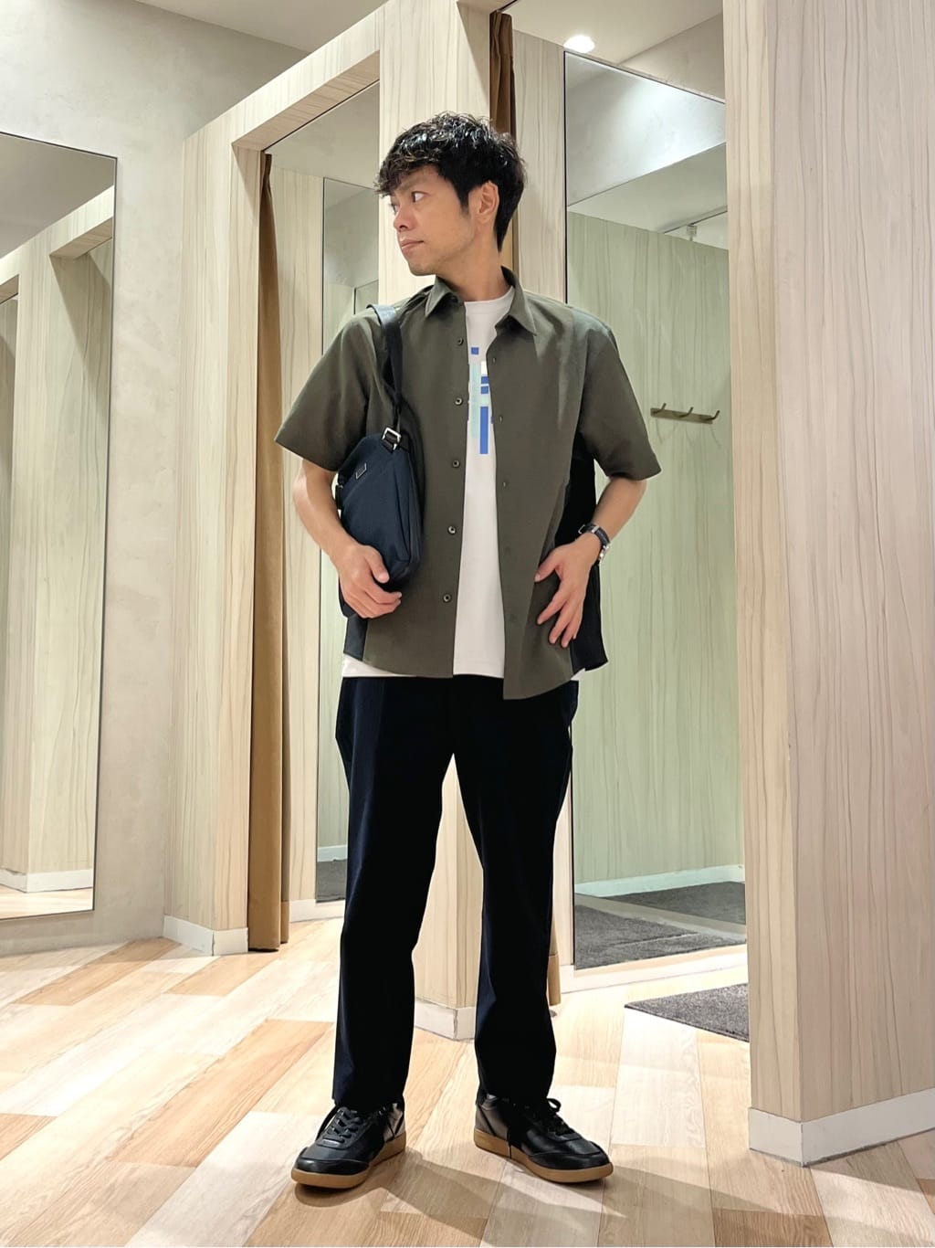 TAKEO KIKUCHIのサッカーストライプ サイドゴアウエスト 8分丈 パンツを使ったコーディネートを紹介します。｜Rakuten Fashion(楽天ファッション／旧楽天ブランドアベニュー)6057872