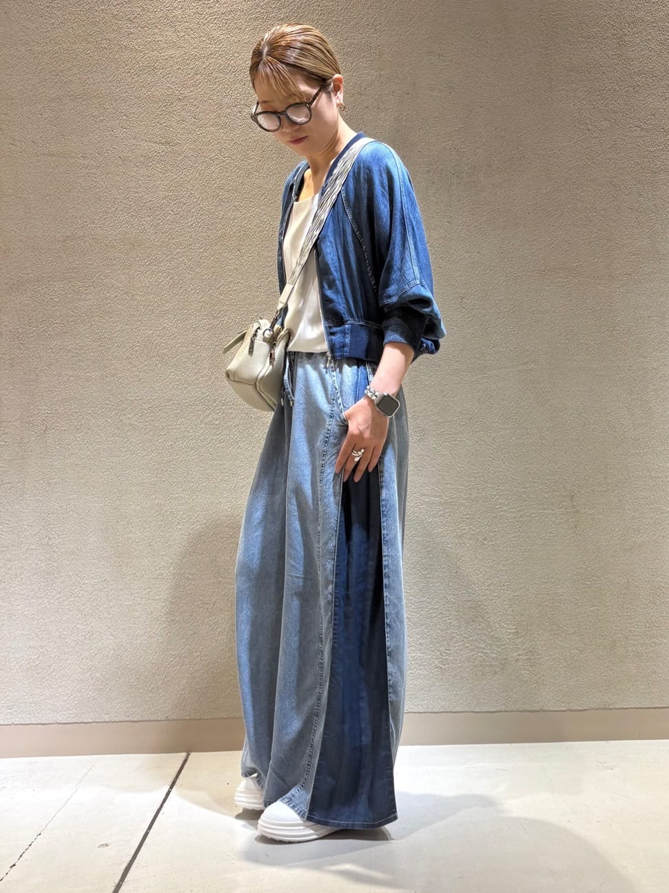 Vinのサテン×カットソーコンビタンクトップを使ったコーディネートを紹介します。｜Rakuten Fashion(楽天ファッション／旧楽天ブランドアベニュー)6060395