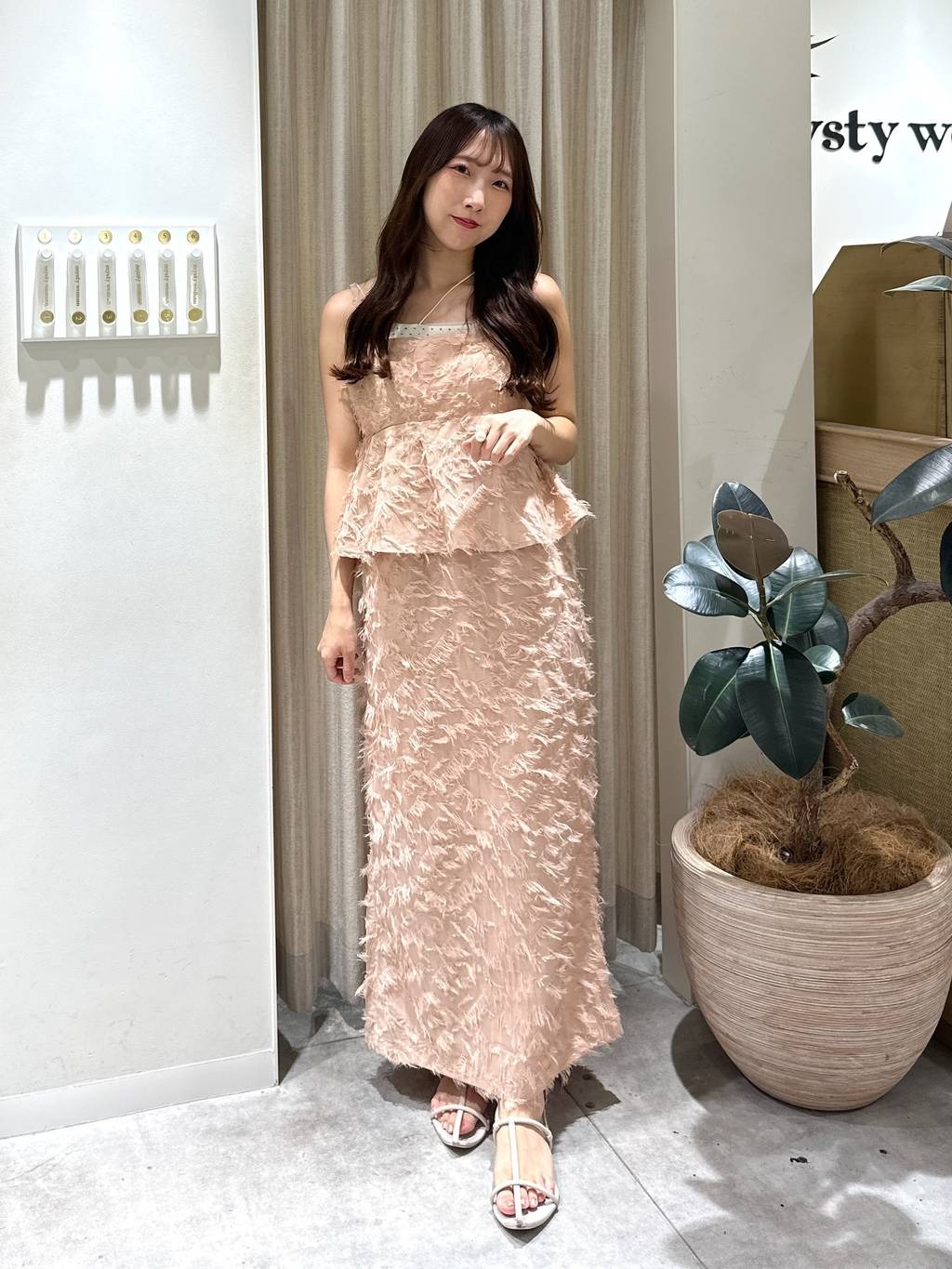 mysty womanのカットジャガードペプラムキャミワンピースを使ったコーディネートを紹介します。｜Rakuten Fashion(楽天ファッション／旧楽天ブランドアベニュー)6060946