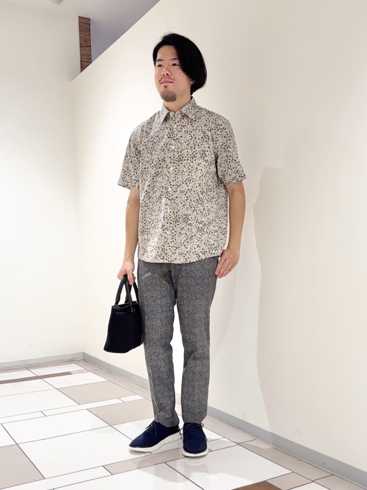 TAKEO KIKUCHIのストライプ小花プリント 半袖シャツを使ったコーディネートを紹介します。｜Rakuten Fashion(楽天ファッション／旧楽天ブランドアベニュー)6061481