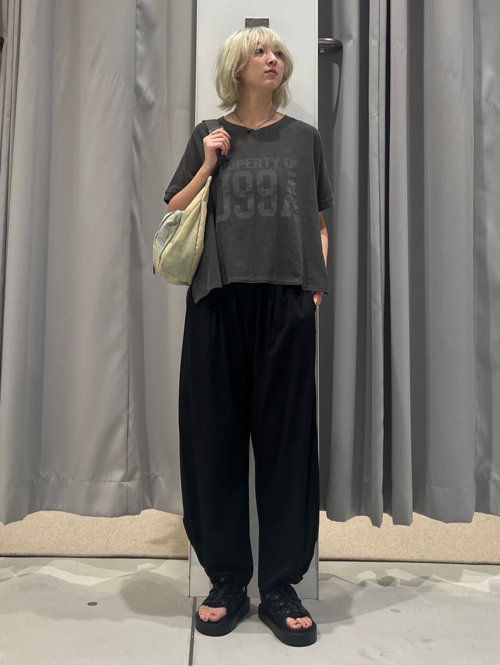 LASUDのヴィンテージライクデニムハーフムーンバッグを使ったコーディネートを紹介します。｜Rakuten Fashion(楽天ファッション／旧楽天ブランドアベニュー)6063929