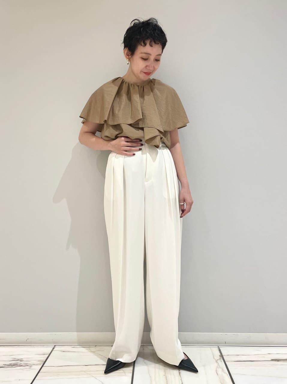 1er Arrondissementのナイロンクロスケープカラーブラウスを使ったコーディネートを紹介します。｜Rakuten Fashion(楽天ファッション／旧楽天ブランドアベニュー)6068878