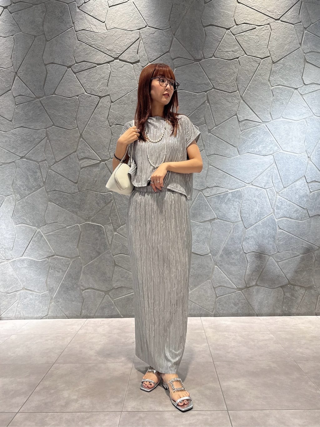 Vinの箔プリーツトップスを使ったコーディネートを紹介します。｜Rakuten Fashion(楽天ファッション／旧楽天ブランドアベニュー)6072229