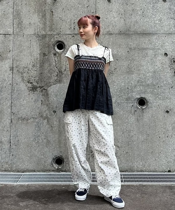 BEAMS HEARTの小花柄 カーゴパンツを使ったコーディネートを紹介します。｜Rakuten Fashion(楽天ファッション／旧楽天ブランドアベニュー)6080890