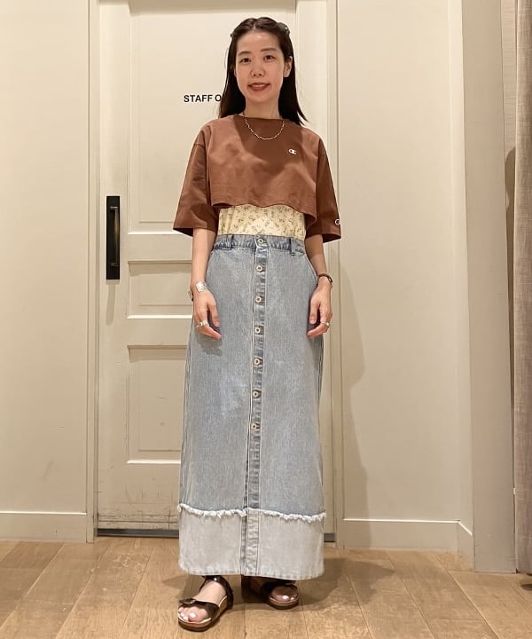 BEAMS HEARTの【WEB限定】ターンバックデニム ボタン スカート(S~M)を使ったコーディネートを紹介します。｜Rakuten Fashion(楽天ファッション／旧楽天ブランドアベニュー)6081364