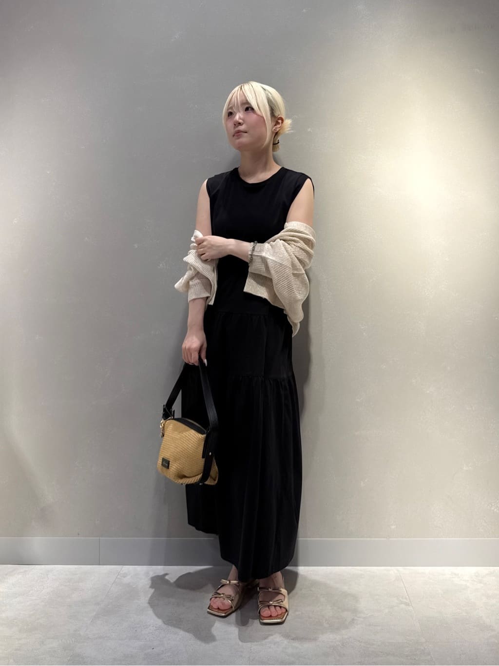 Vinのノースリーブティアードカットワンピースを使ったコーディネートを紹介します。｜Rakuten Fashion(楽天ファッション／旧楽天ブランドアベニュー)6081933