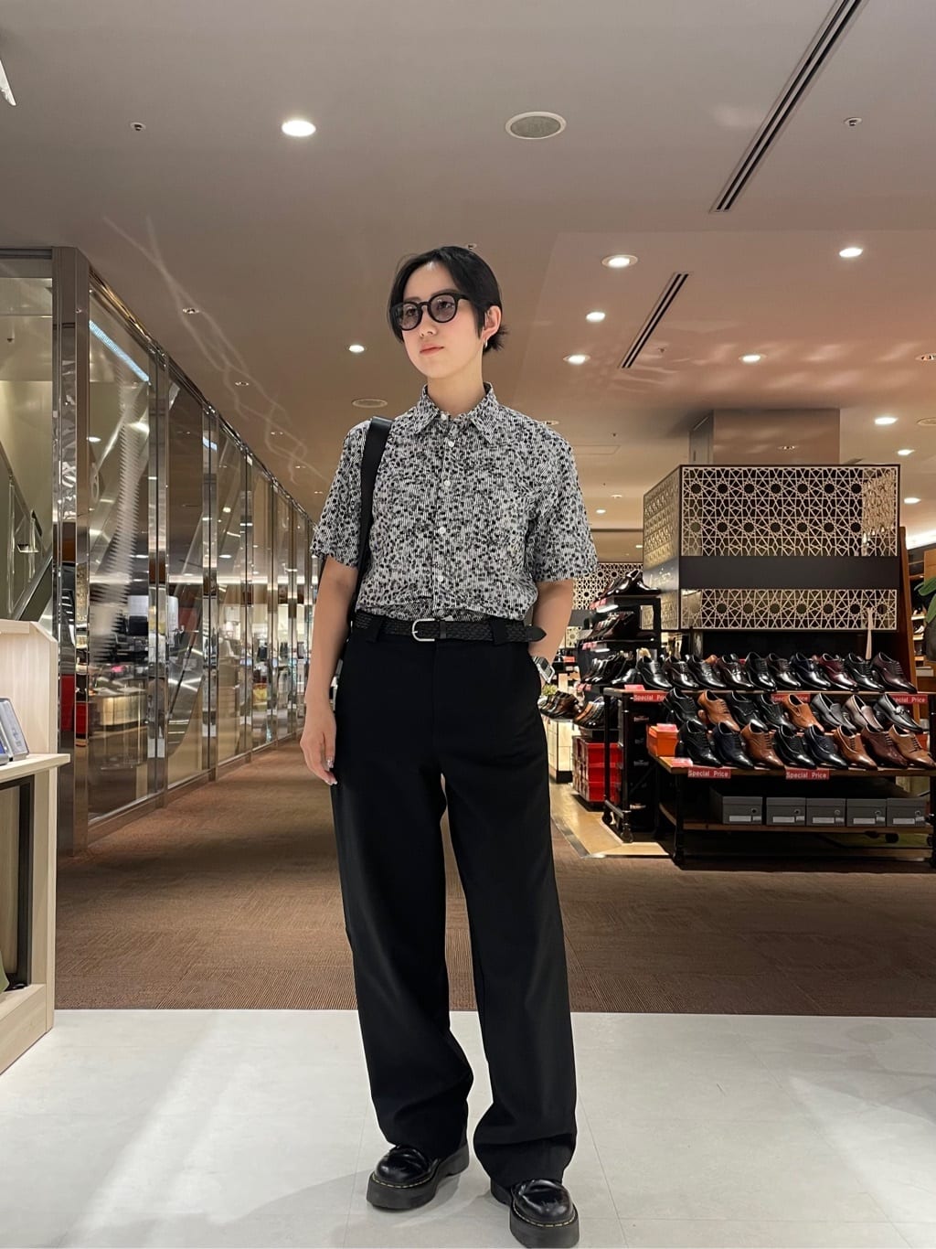 TAKEO KIKUCHIのストライプ小花プリント 半袖シャツを使ったコーディネートを紹介します。｜Rakuten Fashion(楽天ファッション／旧楽天ブランドアベニュー)6089043