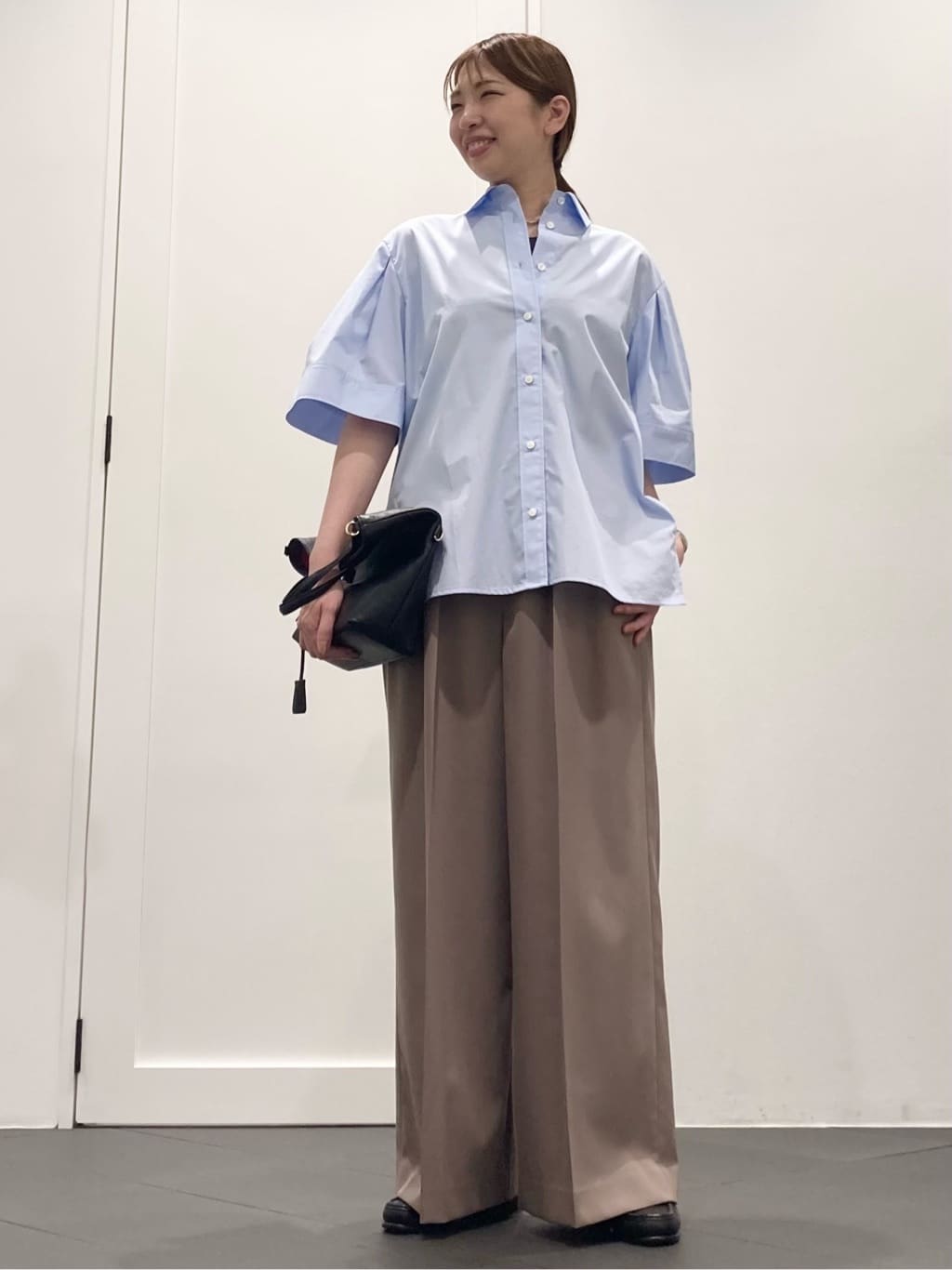 1er Arrondissementのフォルムスリーブシャツを使ったコーディネートを紹介します。｜Rakuten Fashion(楽天ファッション／旧楽天ブランドアベニュー)6090995