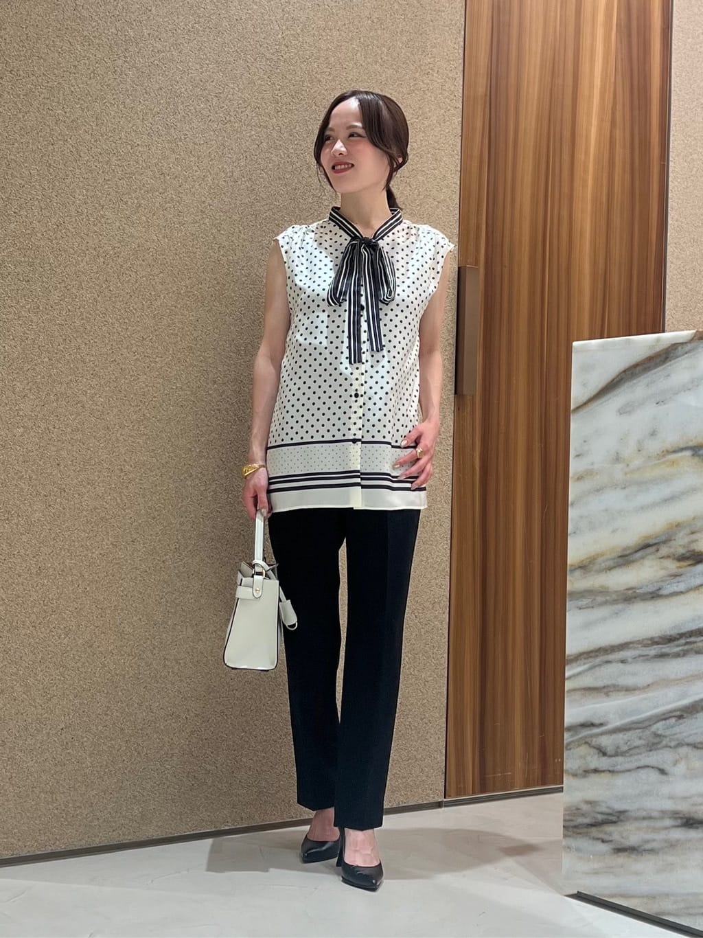 allurevilleの【LOULOU WILLOUGHBY】ハイバックテーパードパンツを使ったコーディネートを紹介します。｜Rakuten Fashion(楽天ファッション／旧楽天ブランドアベニュー)6091963