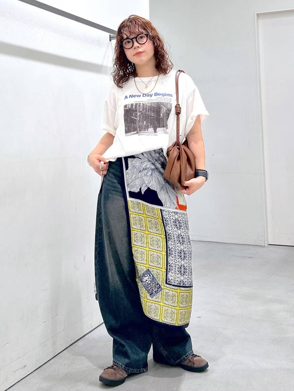 LAKOLEのフォトプリントTを使ったコーディネートを紹介します。｜Rakuten Fashion(楽天ファッション／旧楽天ブランドアベニュー)6094087