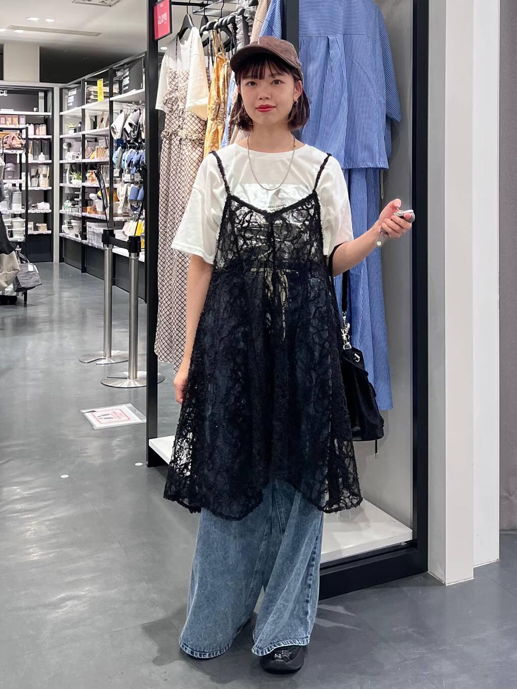 LAKOLEの箔プリントアソートロゴTを使ったコーディネートを紹介します。｜Rakuten Fashion(楽天ファッション／旧楽天ブランドアベニュー)6094120