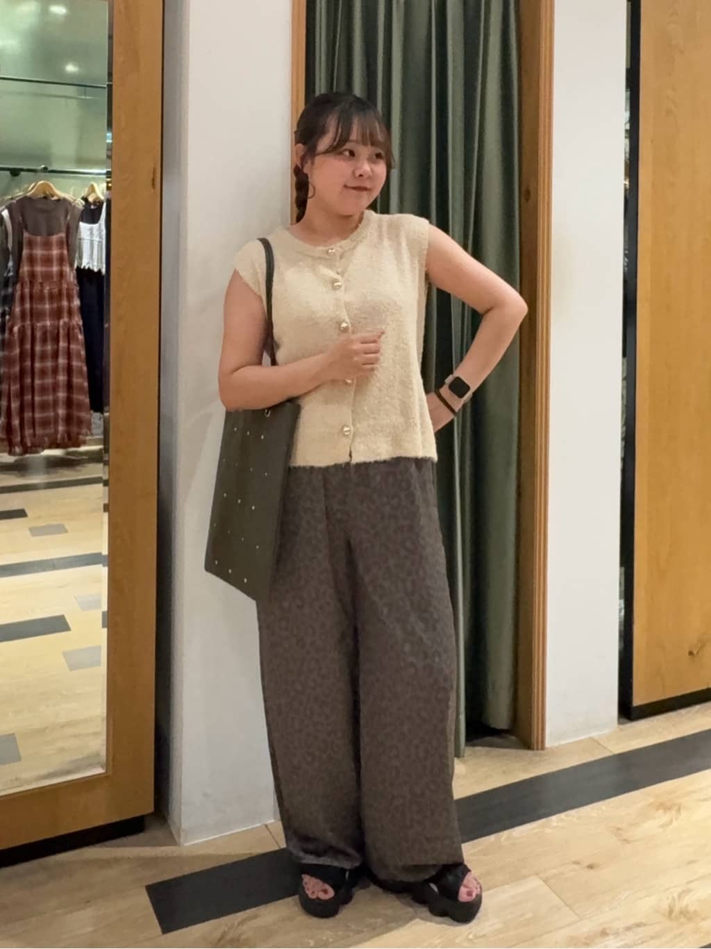 Green Parksのツィード風金釦ニットベストを使ったコーディネートを紹介します。｜Rakuten Fashion(楽天ファッション／旧楽天ブランドアベニュー)6096422