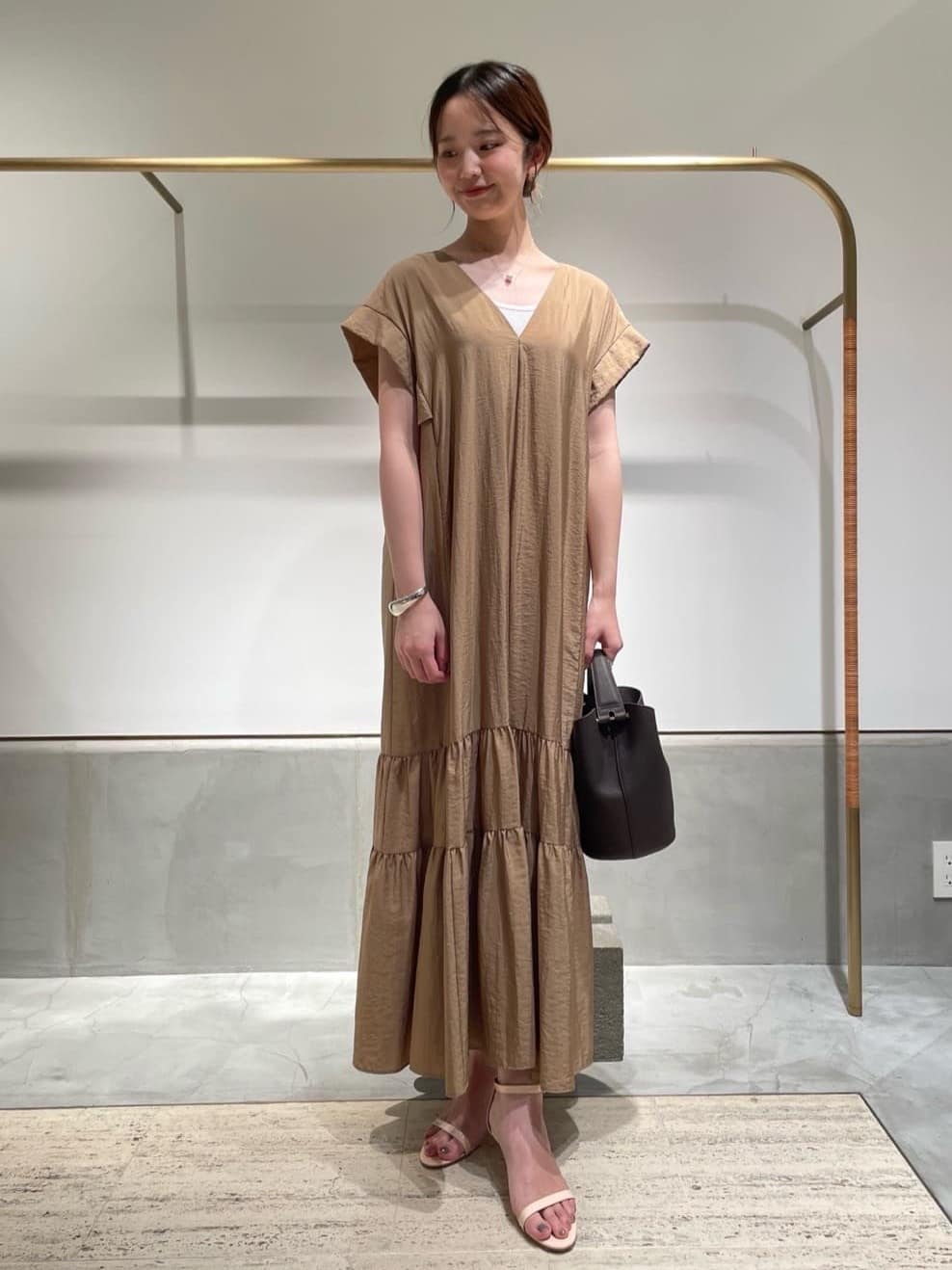 1er Arrondissementのナイロンクロスティアードワンピースを使ったコーディネートを紹介します。｜Rakuten Fashion(楽天ファッション／旧楽天ブランドアベニュー)6100072