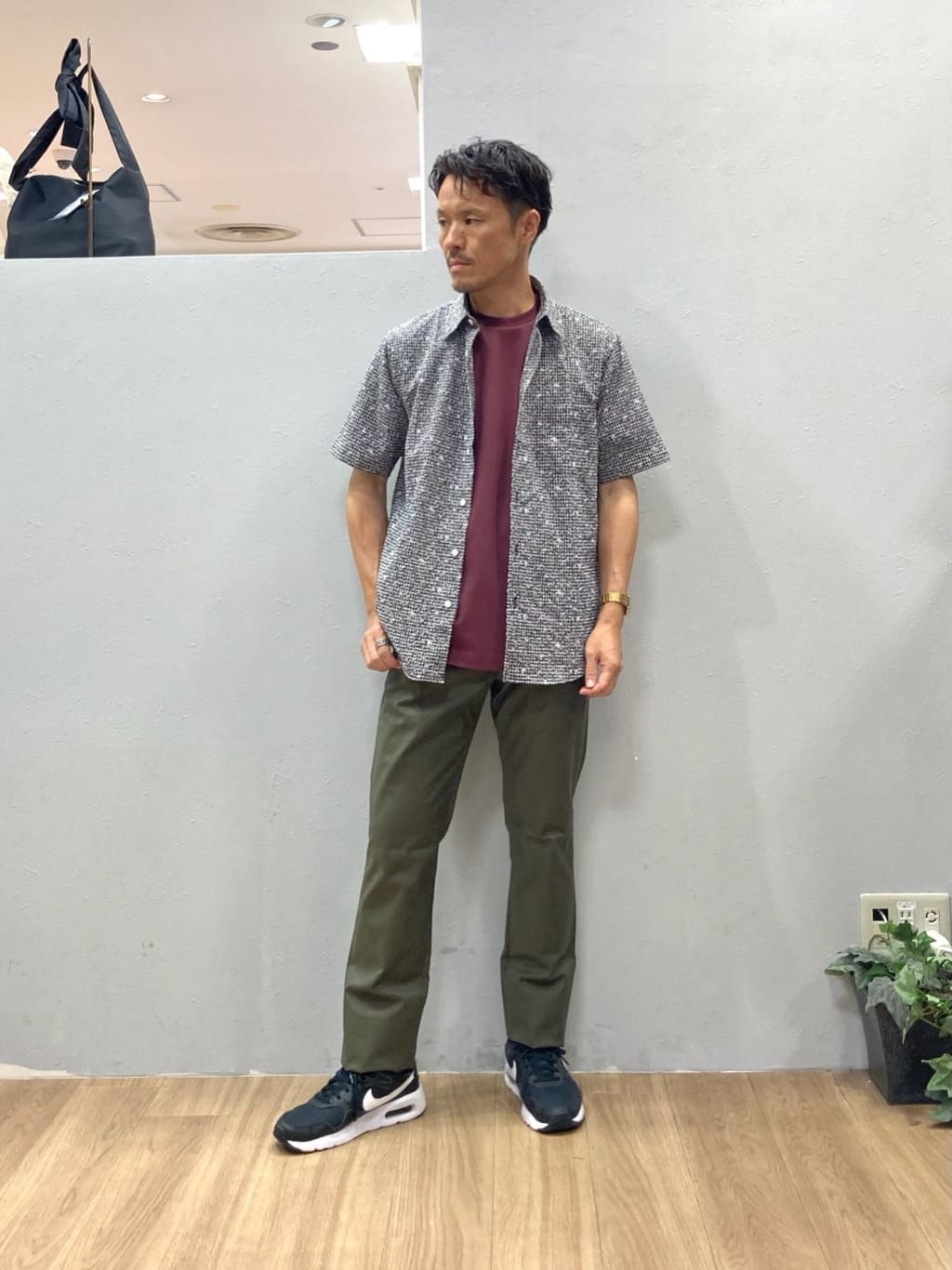 TAKEO KIKUCHIの【無地・チェック・ボタニカル柄】リップル シャツを使ったコーディネートを紹介します。｜Rakuten Fashion(楽天ファッション／旧楽天ブランドアベニュー)6100244