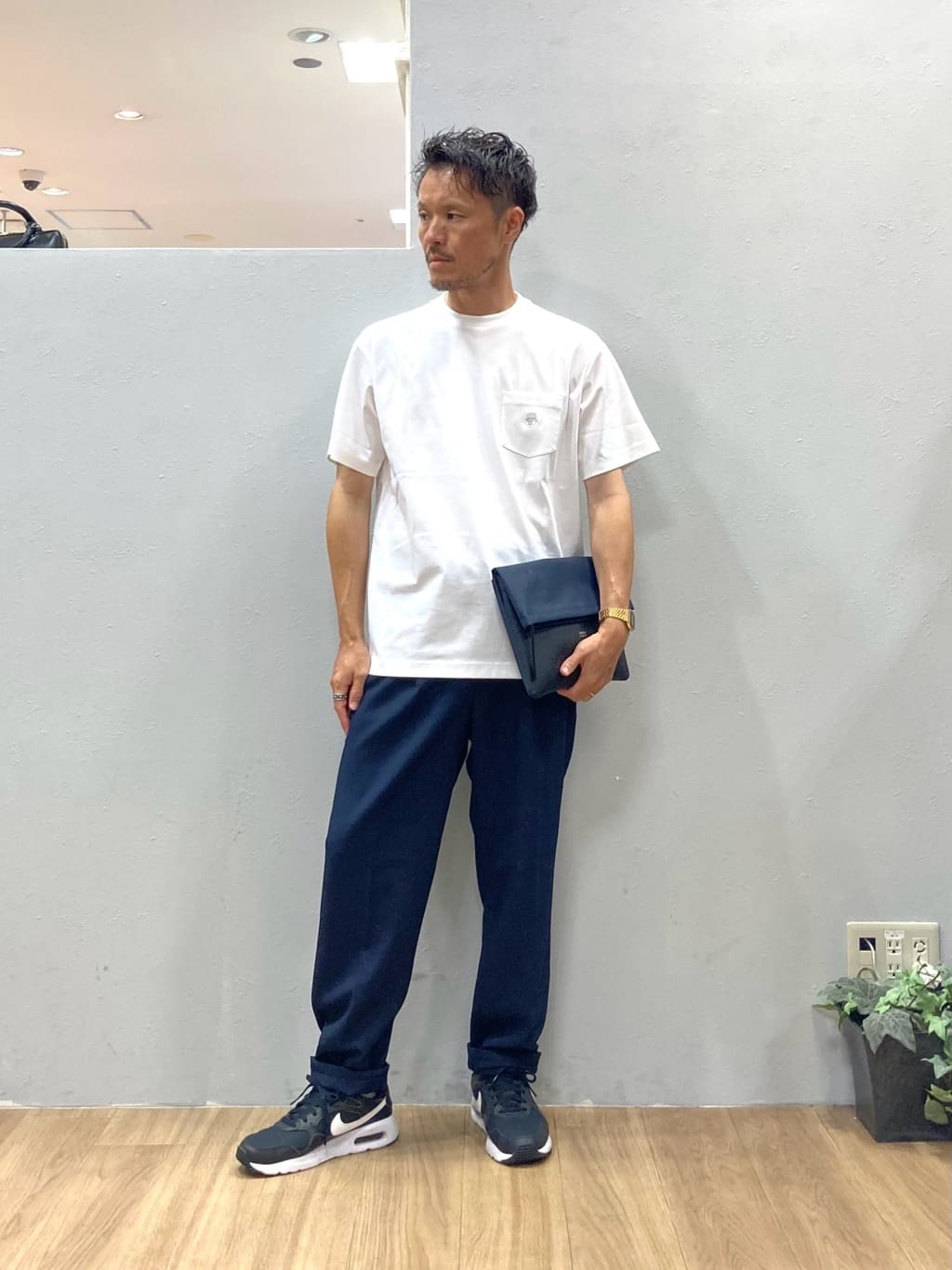 TAKEO KIKUCHIの【COOL CITY WEAR】ワンポイント刺しゅう ポケットTシャツ /接触冷感を使ったコーディネートを紹介します。｜Rakuten Fashion(楽天ファッション／旧楽天ブランドアベニュー)6100246