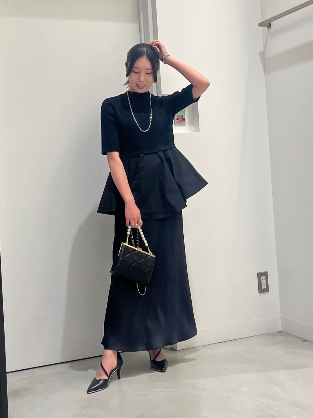 LASUDのサテンストレートスカートを使ったコーディネートを紹介します。｜Rakuten Fashion(楽天ファッション／旧楽天ブランドアベニュー)6101286