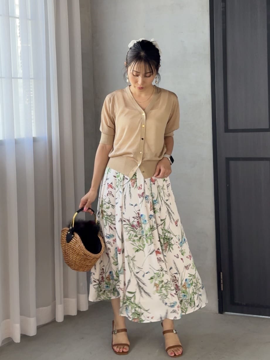 Viaggio Bluのラメニットカーディガンを使ったコーディネートを紹介します。｜Rakuten Fashion(楽天ファッション／旧楽天ブランドアベニュー)6101320