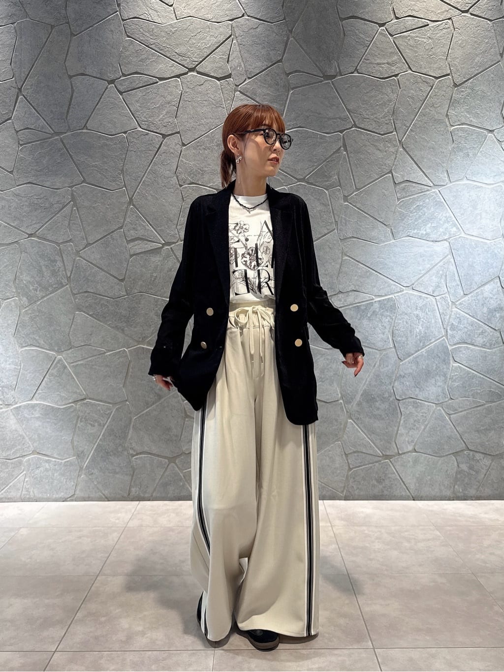 LASUDのショルダーパイピングプリントTシャツを使ったコーディネートを紹介します。｜Rakuten Fashion(楽天ファッション／旧楽天ブランドアベニュー)6102620