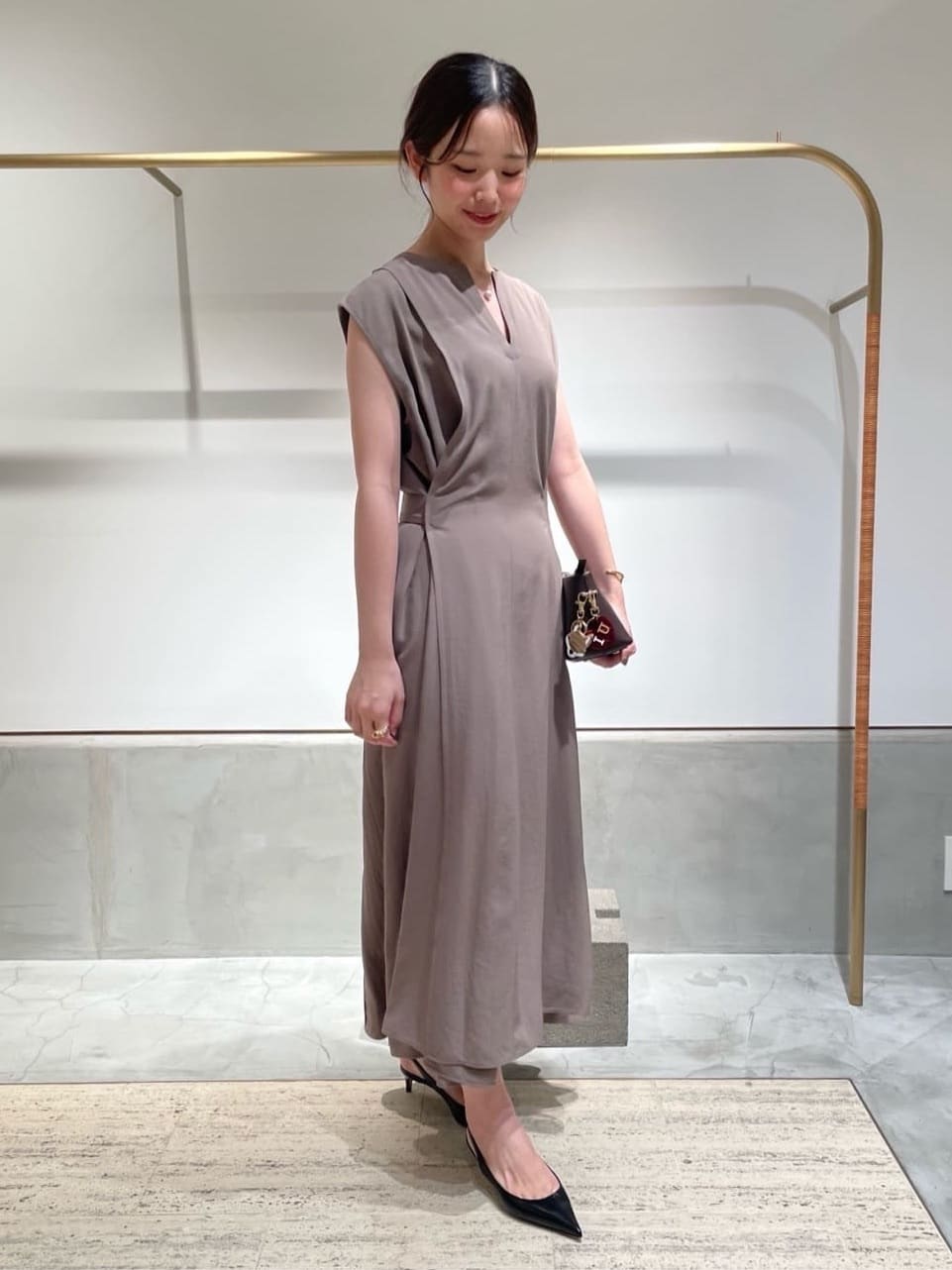 1er ArrondissementのトリアセAラインワンピースを使ったコーディネートを紹介します。｜Rakuten Fashion(楽天ファッション／旧楽天ブランドアベニュー)6103353