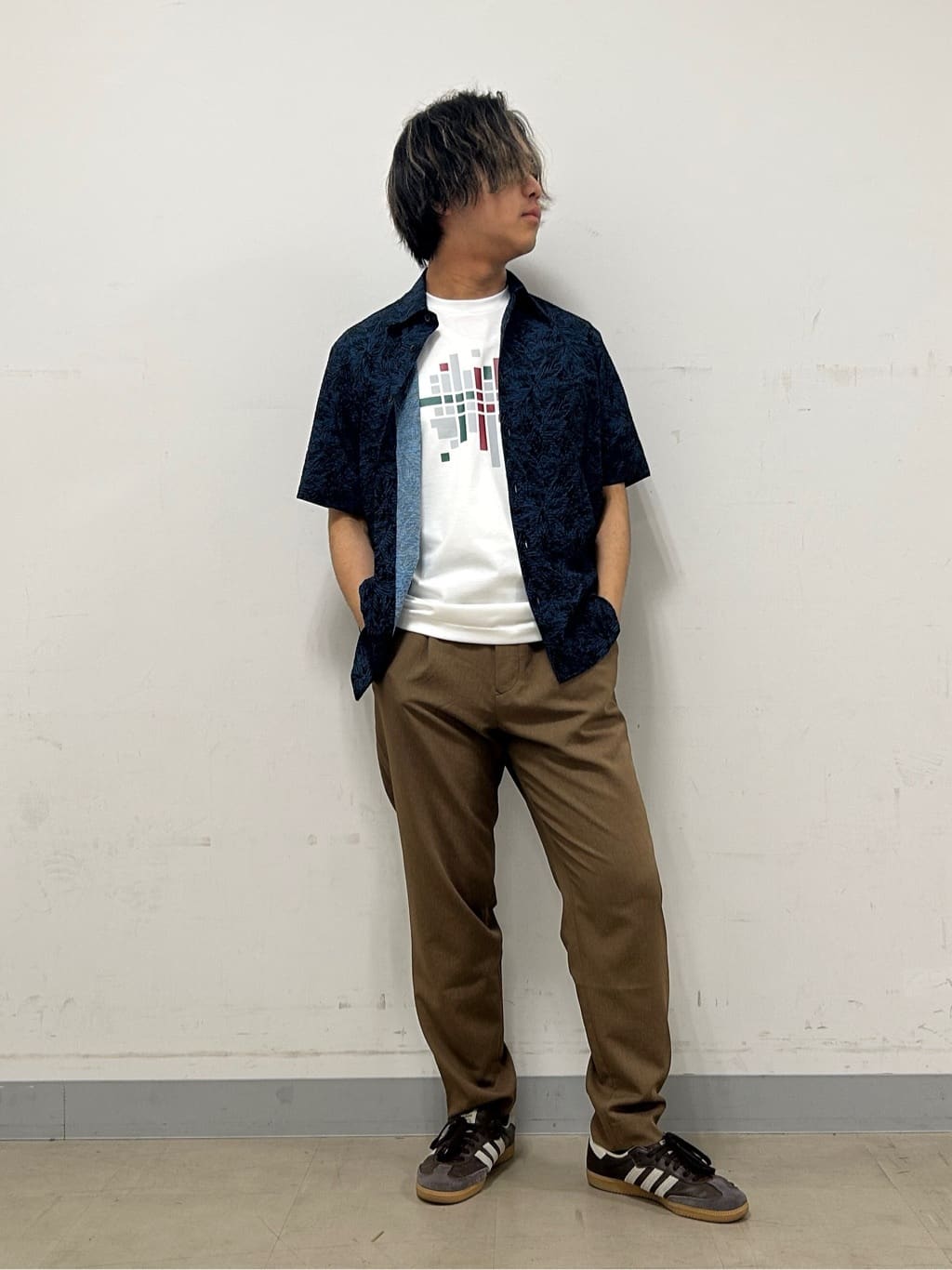 TAKEO KIKUCHIの【無地・チェック・ボタニカル柄】リップル シャツを使ったコーディネートを紹介します。｜Rakuten Fashion(楽天ファッション／旧楽天ブランドアベニュー)6105461