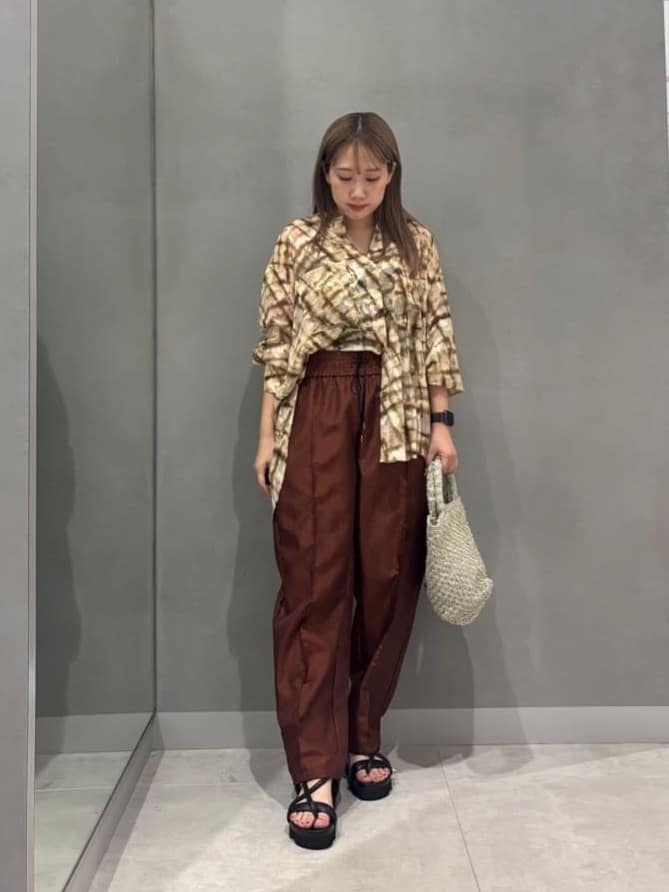 Vinのセンタープレステーパードサテンパンツを使ったコーディネートを紹介します。｜Rakuten Fashion(楽天ファッション／旧楽天ブランドアベニュー)6106131