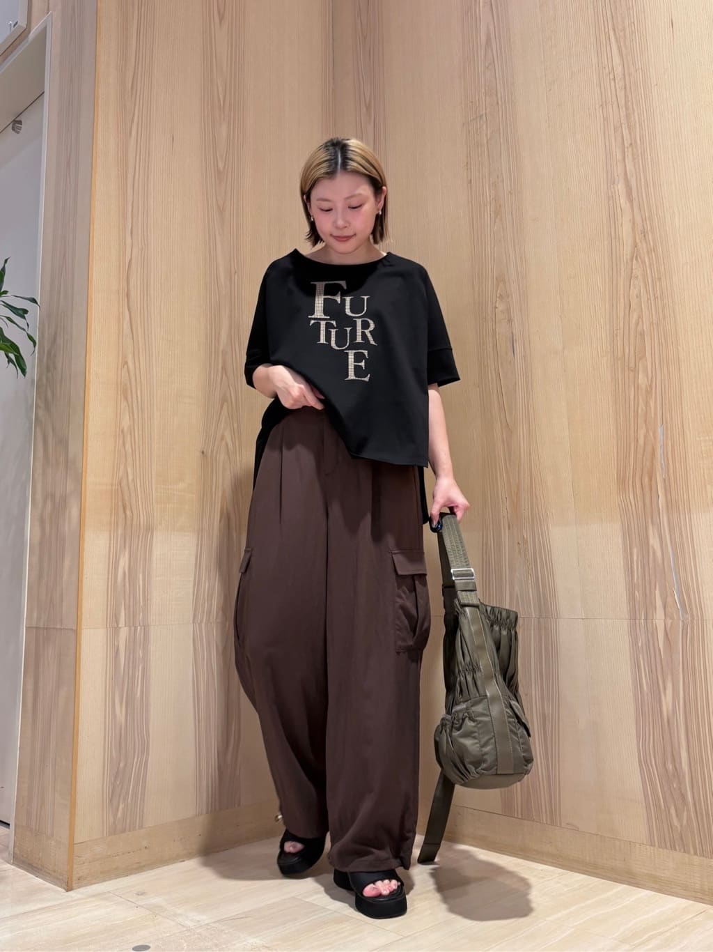 Vinの裾ドロストパラシュートパンツを使ったコーディネートを紹介します。｜Rakuten Fashion(楽天ファッション／旧楽天ブランドアベニュー)6107483