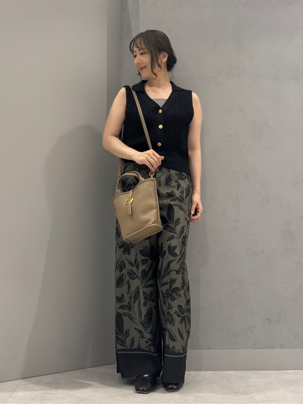 Vinのボタニカルプリントイージーワイドパンツを使ったコーディネートを紹介します。｜Rakuten Fashion(楽天ファッション／旧楽天ブランドアベニュー)6107510