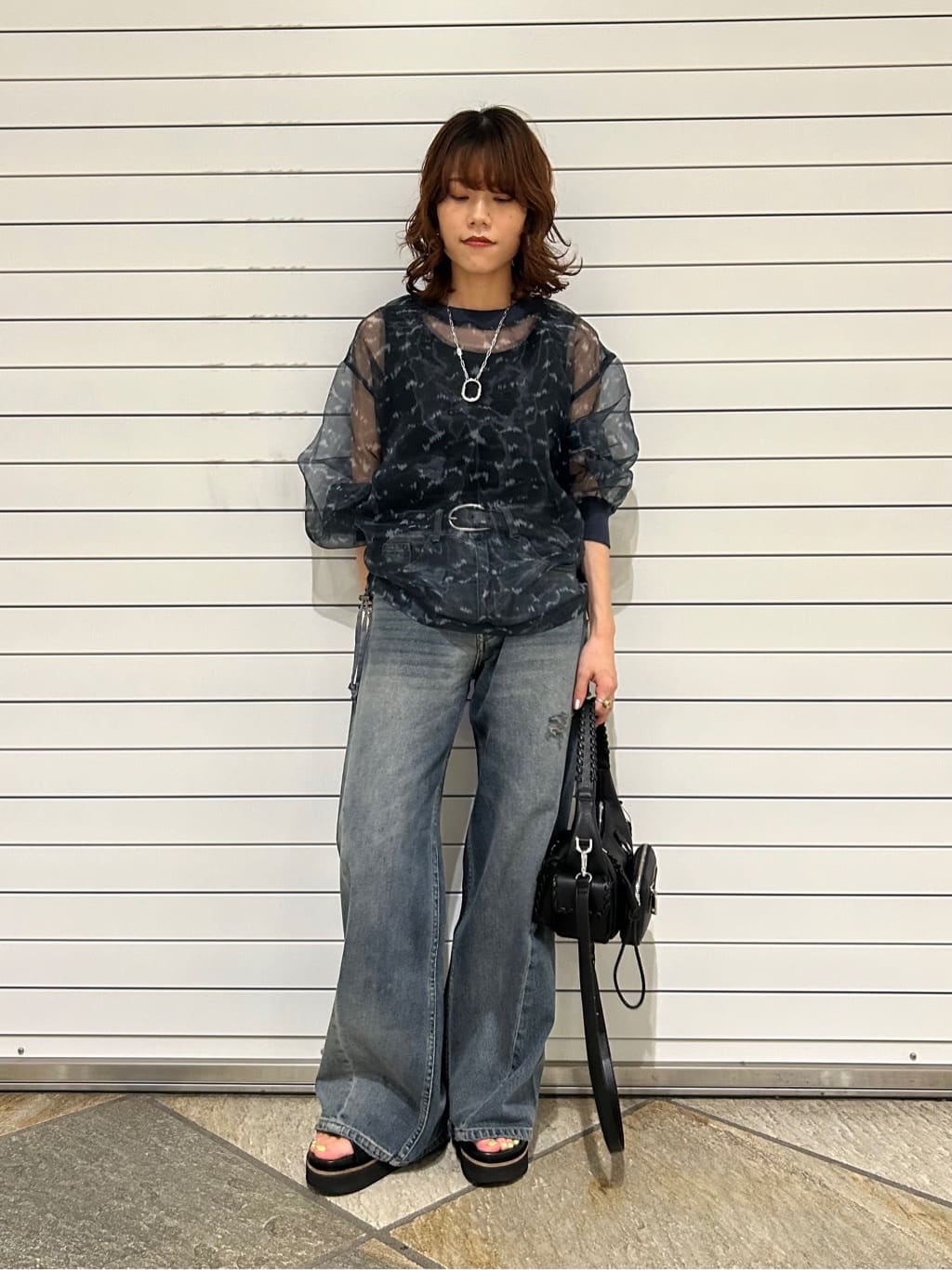 LASUDの切り替えデザインダメージデニムワイドパンツを使ったコーディネートを紹介します。｜Rakuten Fashion(楽天ファッション／旧楽天ブランドアベニュー)6126878