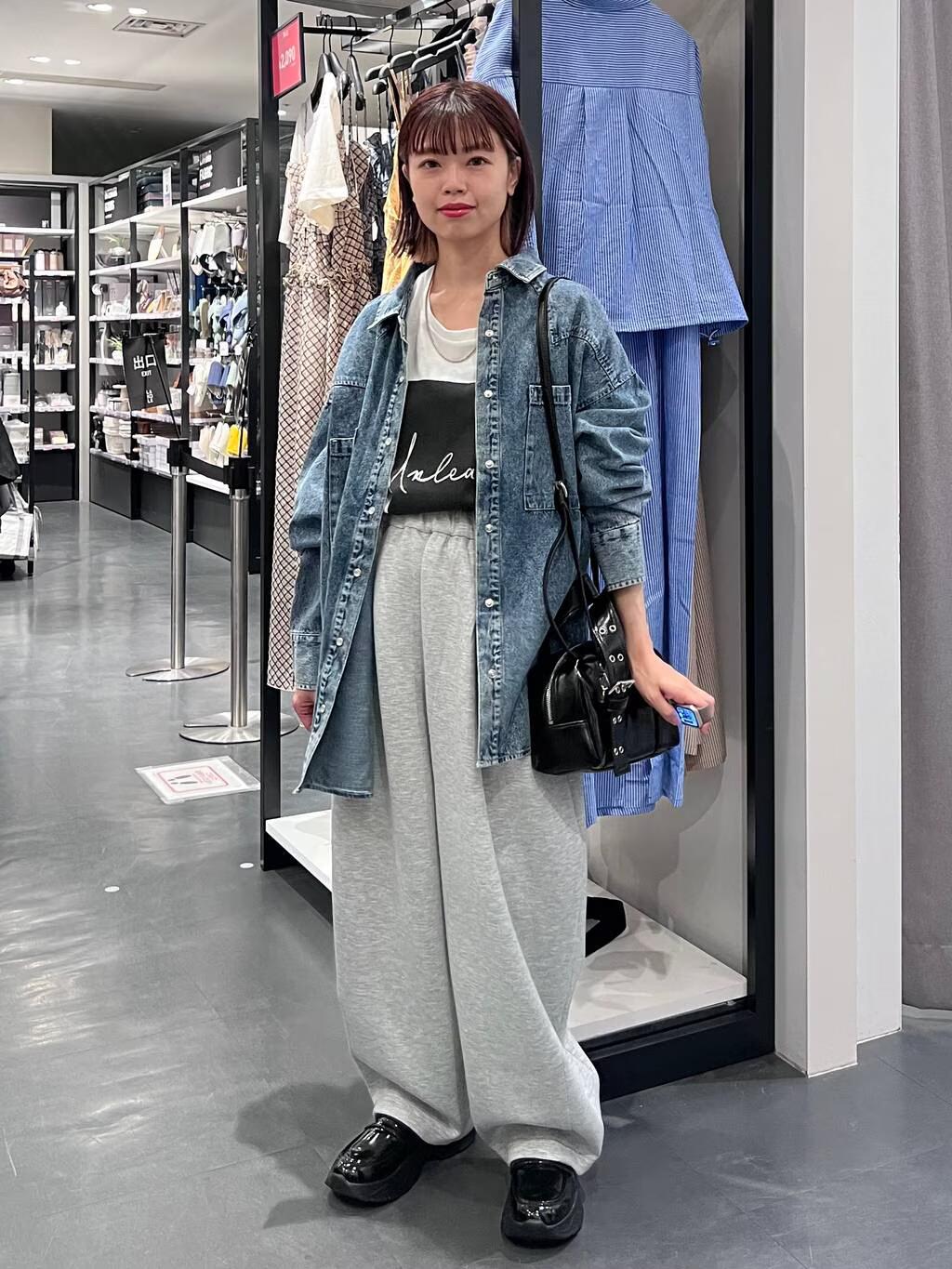 LAKOLEの箔プリントアソートロゴTを使ったコーディネートを紹介します。｜Rakuten Fashion(楽天ファッション／旧楽天ブランドアベニュー)6127265