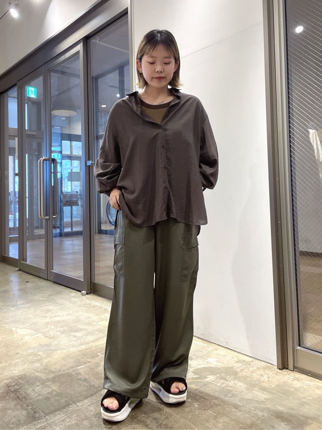 AMERICAN HOLICのサテンカーゴパンツを使ったコーディネートを紹介します。｜Rakuten Fashion(楽天ファッション／旧楽天ブランドアベニュー)6127738