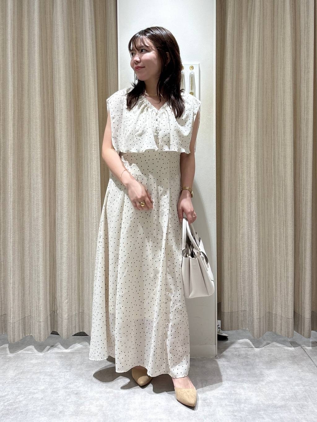 mysty womanのドットプリントスクエアカラーワンピースを使ったコーディネートを紹介します。｜Rakuten Fashion(楽天ファッション／旧楽天ブランドアベニュー)6140006