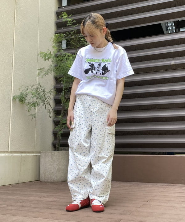 BEAMS HEARTの小花柄 カーゴパンツを使ったコーディネートを紹介します。｜Rakuten Fashion(楽天ファッション／旧楽天ブランドアベニュー)6141123
