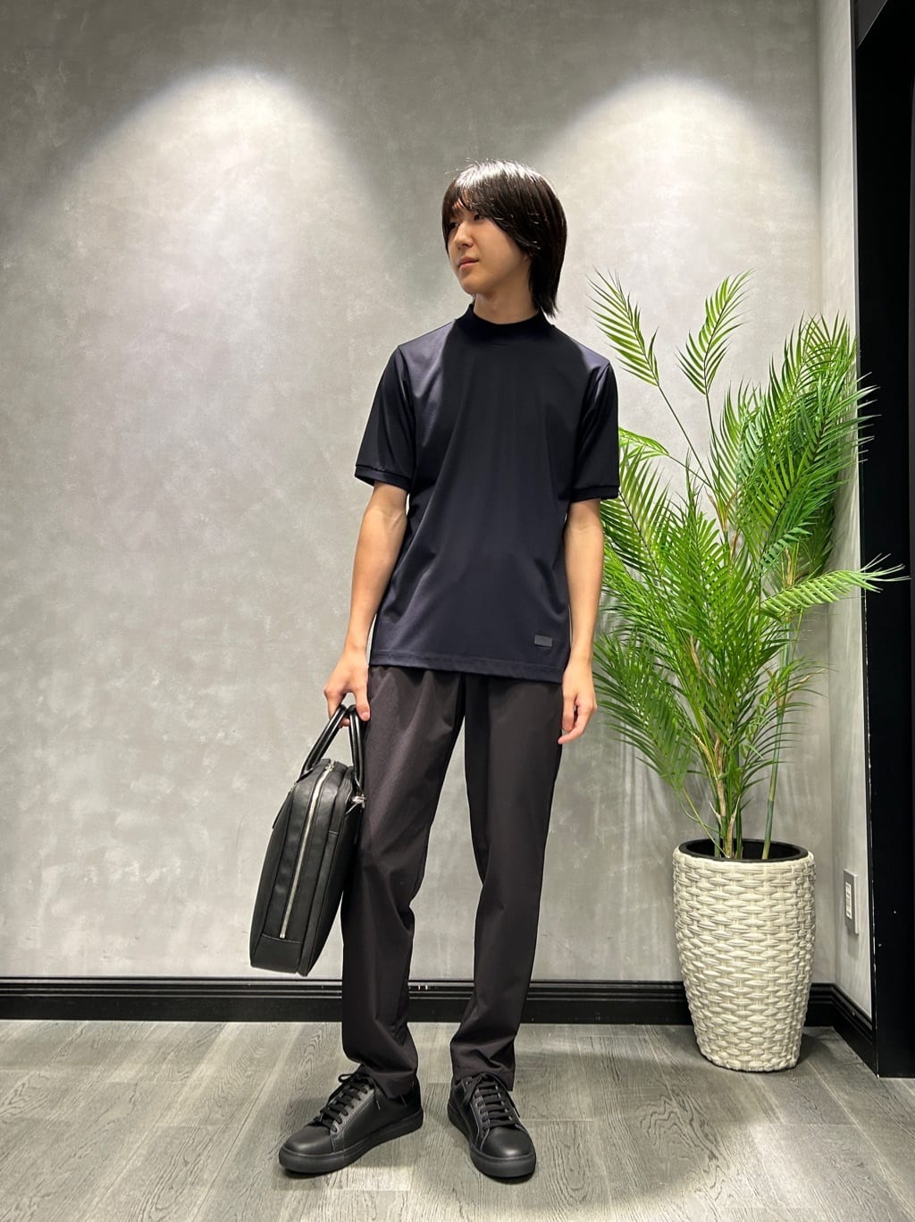 TAKEO KIKUCHIの【3Dナイロンストレッチ】スリムイージーパンツを使ったコーディネートを紹介します。｜Rakuten Fashion(楽天ファッション／旧楽天ブランドアベニュー)6144039