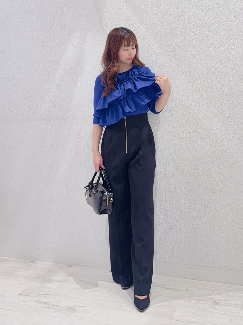 Vinのフリルビスチェリブニットトップスを使ったコーディネートを紹介します。｜Rakuten Fashion(楽天ファッション／旧楽天ブランドアベニュー)6146541