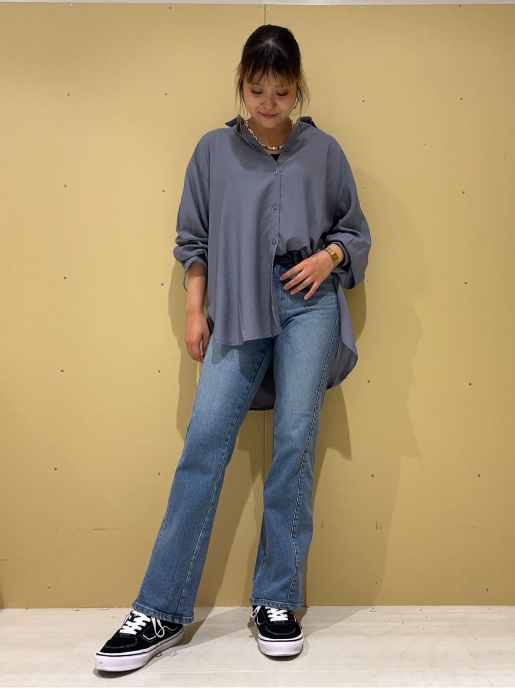 AMERICAN HOLICのシアーバックギャザーリボンシャツを使ったコーディネートを紹介します。｜Rakuten Fashion(楽天ファッション／旧楽天ブランドアベニュー)6169786