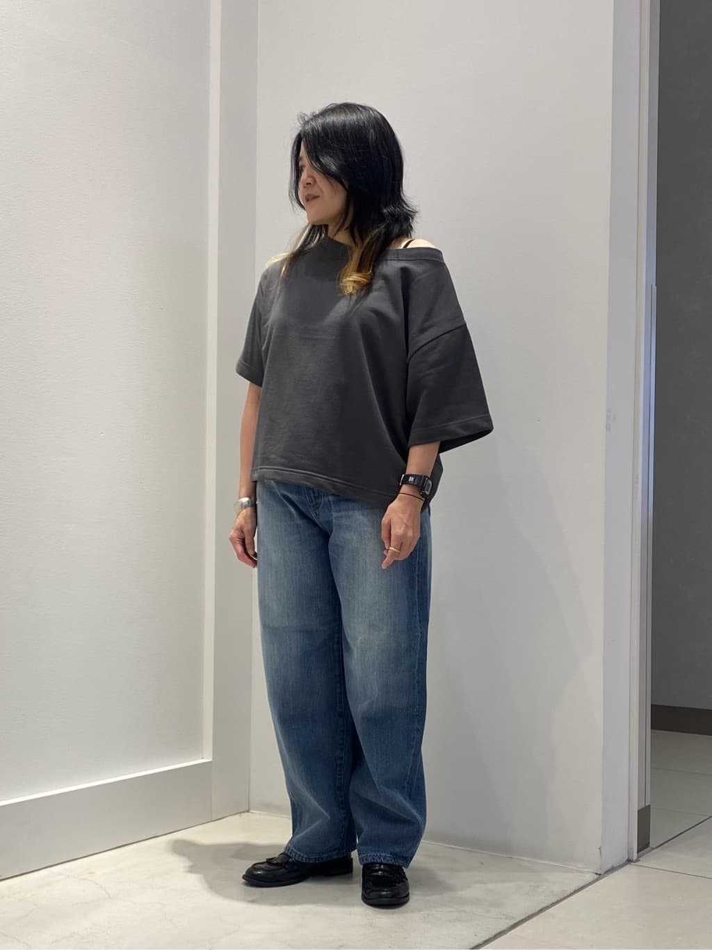 AMERICAN HOLICの2WAYオフショルスウェット半袖プルオーバーを使ったコーディネートを紹介します。｜Rakuten Fashion(楽天ファッション／旧楽天ブランドアベニュー)6170309