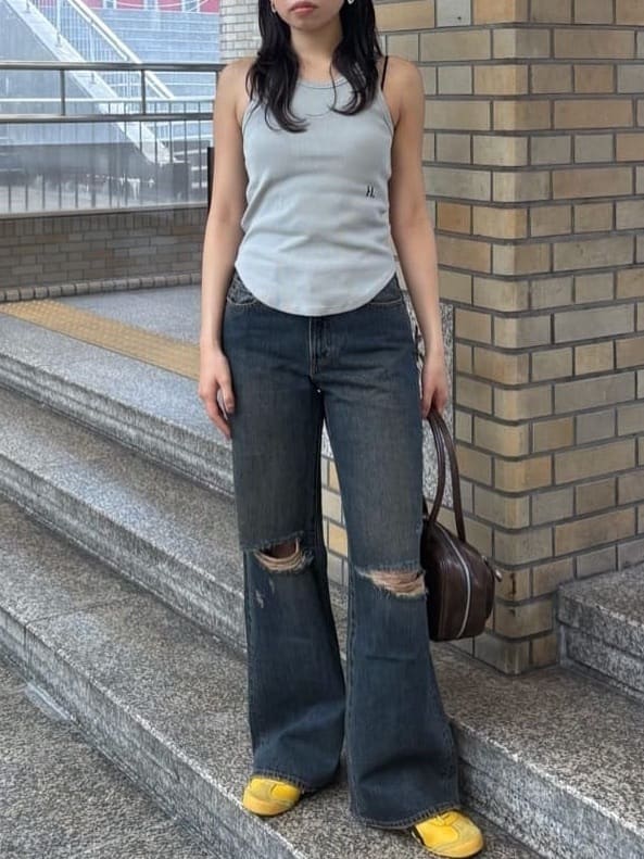 moussyのKNEE SLIT WIDE ストレート デニムを使ったコーディネートを紹介します。｜Rakuten Fashion(楽天ファッション／旧楽天ブランドアベニュー)6170403