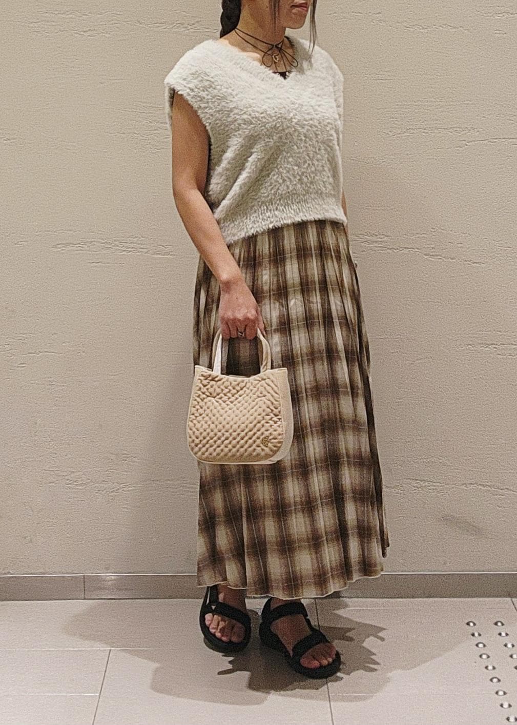 ROPE' PICNICのショートフェザーニットベストを使ったコーディネートを紹介します。｜Rakuten Fashion(楽天ファッション／旧楽天ブランドアベニュー)6280358