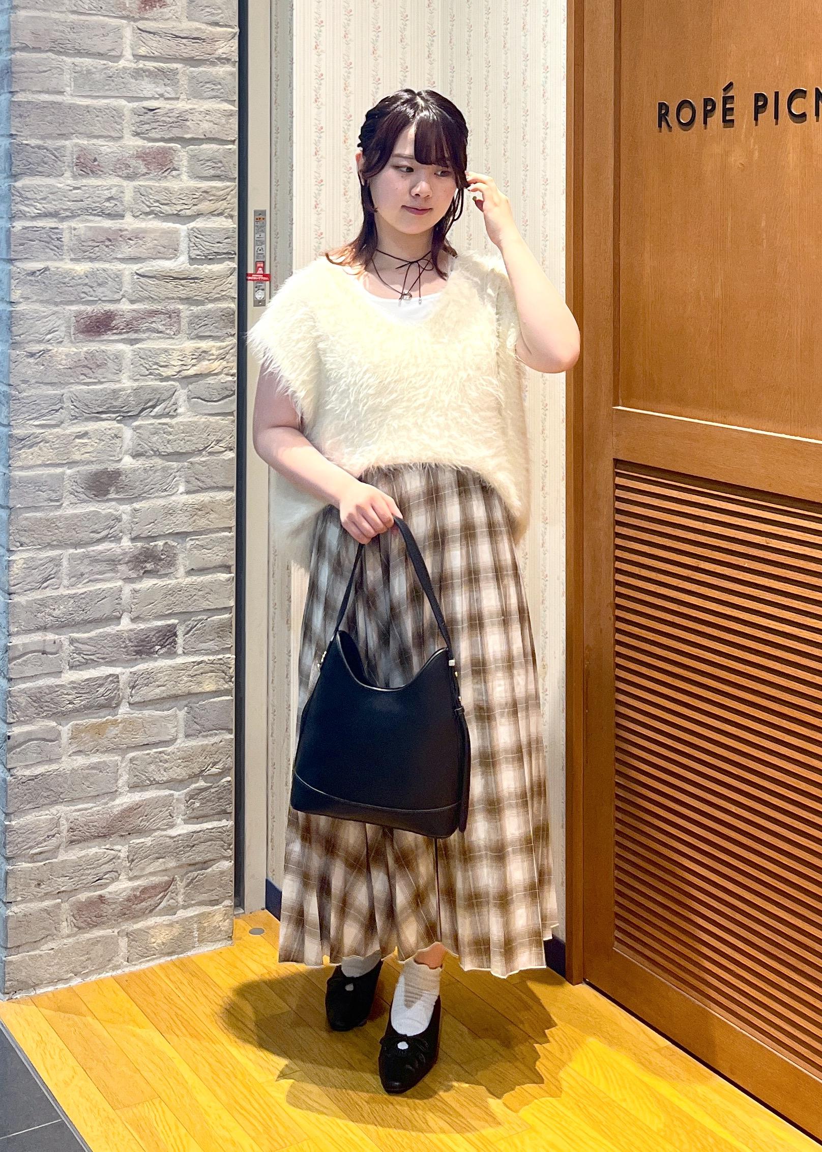 ROPE' PICNICのシャギーニットベストを使ったコーディネートを紹介します。｜Rakuten Fashion(楽天ファッション／旧楽天ブランドアベニュー)6280375