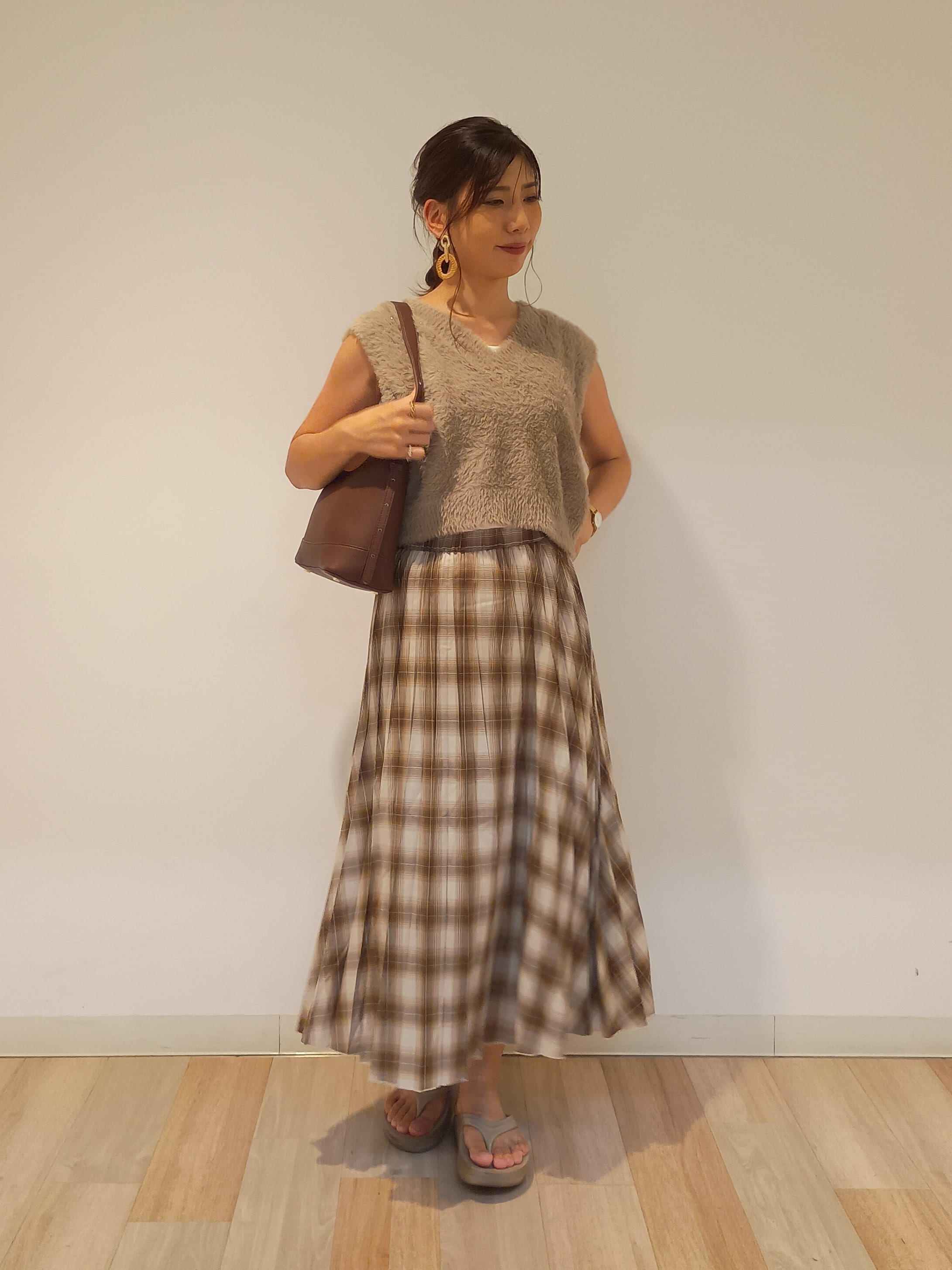 ROPE' PICNICのショートフェザーニットベストを使ったコーディネートを紹介します。｜Rakuten Fashion(楽天ファッション／旧楽天ブランドアベニュー)6280102