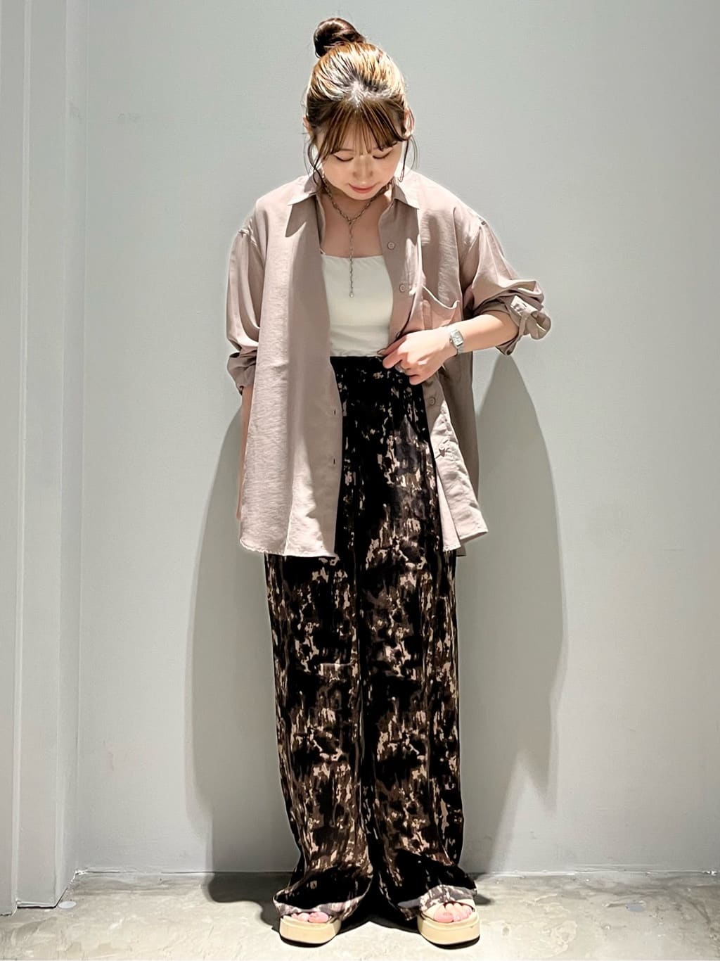 AMERICAN HOLICのシアーボイルオーバーシルエットシャツを使ったコーディネートを紹介します。｜Rakuten Fashion(楽天ファッション／旧楽天ブランドアベニュー)6171631