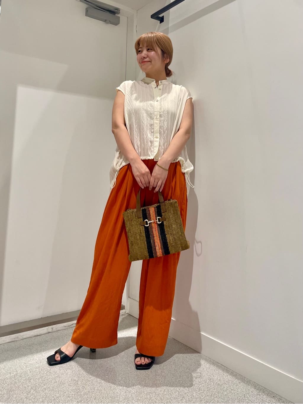 Vinのマルチカラーラフィアバッグを使ったコーディネートを紹介します。｜Rakuten Fashion(楽天ファッション／旧楽天ブランドアベニュー)6172886