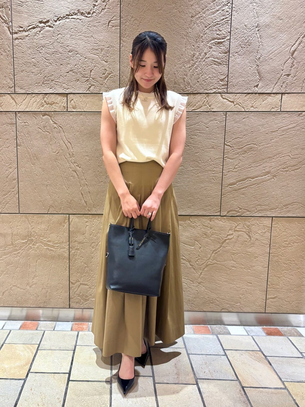 1er Arrondissementのグリッターラッフルニットタンクを使ったコーディネートを紹介します。｜Rakuten Fashion(楽天ファッション／旧楽天ブランドアベニュー)6176323