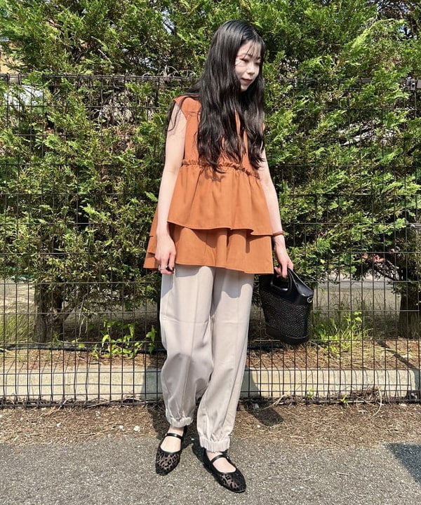 BEAMS HEARTの【洗濯機洗い可】コンビティアード プルオーバー 25SS ノースリーブ シルエット デザイントップスを使ったコーディネートを紹介します。｜Rakuten Fashion(楽天ファッション／旧楽天ブランドアベニュー)6178603