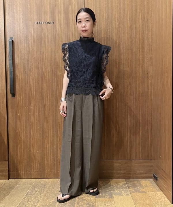 BEAMS HEARTの交織 タック パンツを使ったコーディネートを紹介します。｜Rakuten Fashion(楽天ファッション／旧楽天ブランドアベニュー)6179213