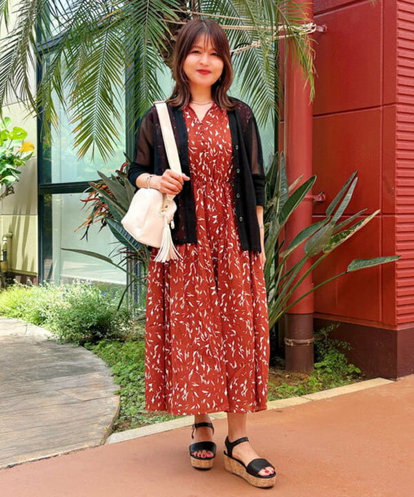 BEAMS HEARTの【秋まで使える】【洗濯機洗い可】スキッパー ティアード ワンピース 25AW フレンチスリーブ 秋色を使ったコーディネートを紹介します。｜Rakuten Fashion(楽天ファッション／旧楽天ブランドアベニュー)6179383