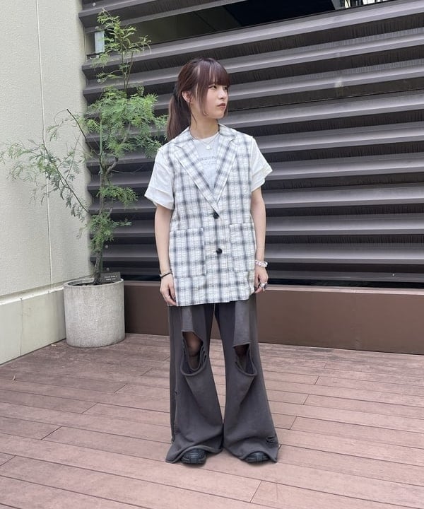 BEAMS HEARTの【9/25新規値下げ】ダメージ スウェット パンツを使ったコーディネートを紹介します。｜Rakuten Fashion(楽天ファッション／旧楽天ブランドアベニュー)6179752